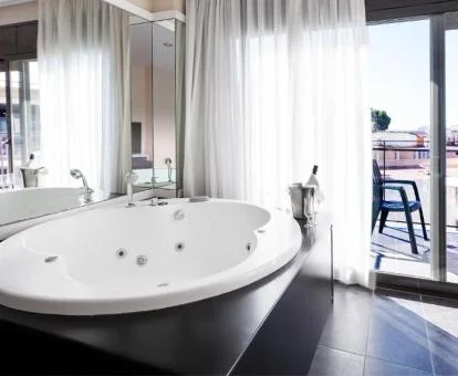 Bañera de hidromasaje privada de la Suite Superior del hotel.