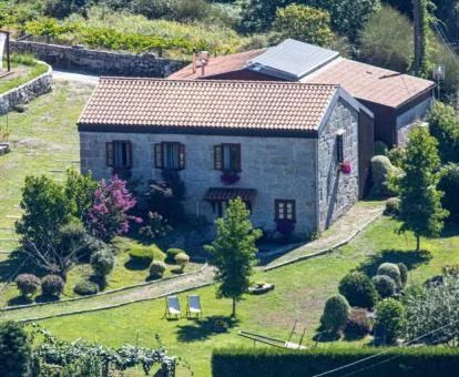 Vista aérea de este acogedor hotel rural rodeado de naturaleza.