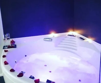 Bañera de hidromasaje privada de la Suite del hotel.