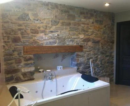 Bañera de hidromasaje para dos de la Suite del alojamiento.