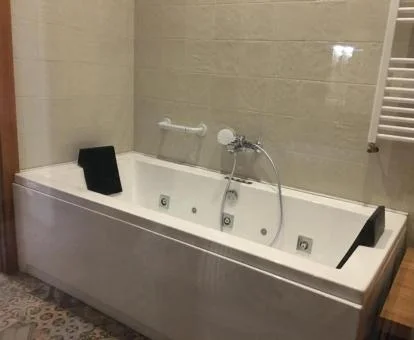 Jacuzzi privado del apartamento de dos niveles de este establecimiento.