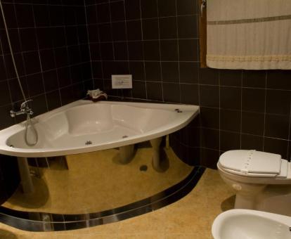 Habitación Doble con bañera de hidromasaje en el baño.