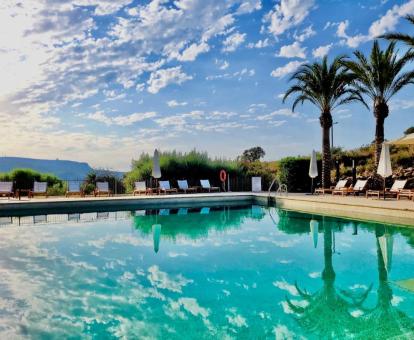 Espectacular piscina con vistas rodeada de naturaleza de este hotel con encanto.