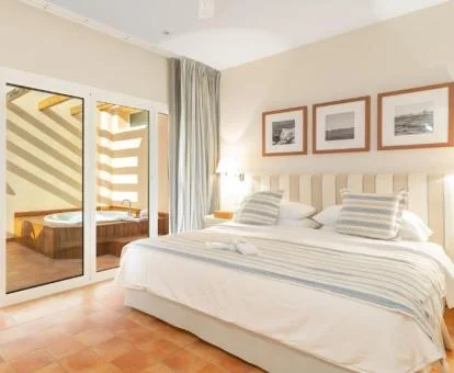 Habitación Doble con bañera de hidromasaje en la terraza privada.