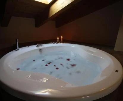 Jacuzzi privado circular de la Suite Dúplex.