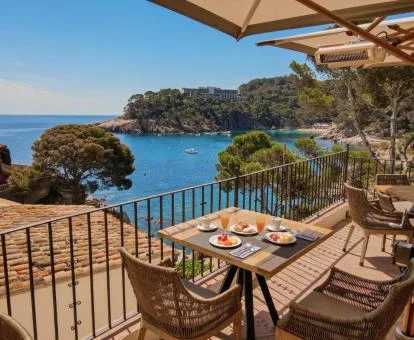 Terraza con comedores exteriores y vistas al mar de este hotel con encanto.