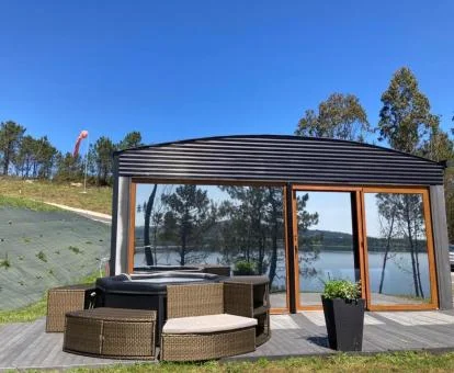 Una de las suites con jacuzzi privado exterior de este establecimiento independiente.