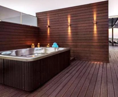 Jacuzzi privado al aire libre de la Suite Ático del hotel.