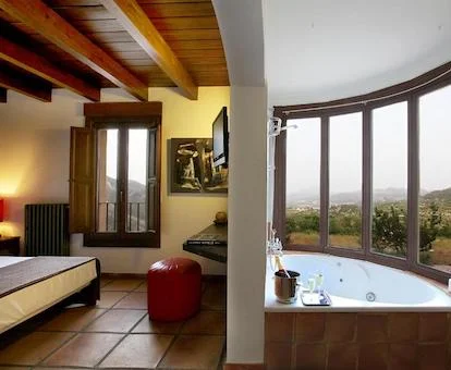 Bañera de hidromasaje privada con vistas a la naturaleza de la Suite Junior.