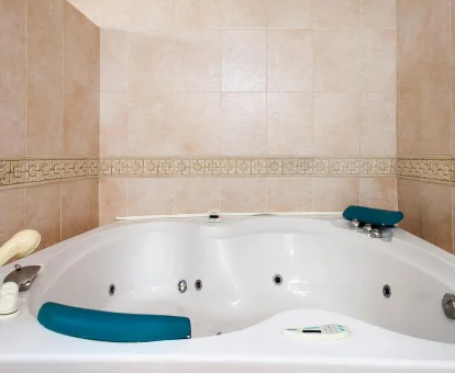 Bañera de hidromasaje privada de la Suite Deluxe del hotel.