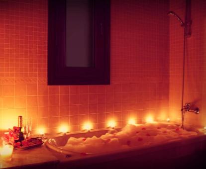 Jacuzzi privado en el baño de la Habitación Superior del hotel con decoración romántica.