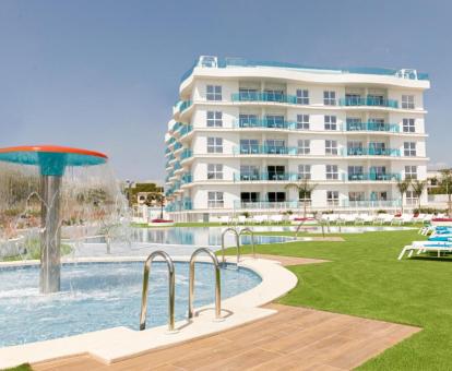 Edificio con amplias zonas exteriores y piscinas al aire libre de este hotel con encanto.