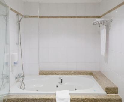 Bañera de hidromasaje privada del baño de la suite.