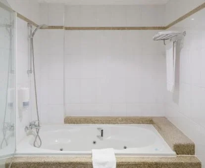 Bañera de hidromasaje privada del baño de la suite.