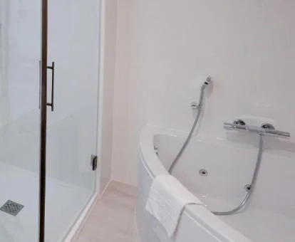 Baño con bañera de hidromasaje privada de la Suite Junior del hotel.