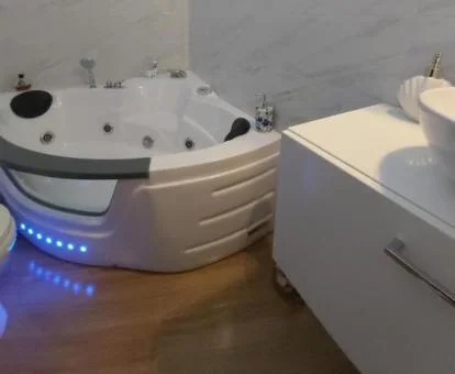 Baño de la Habitación Doble con bañera de hidromasaje.