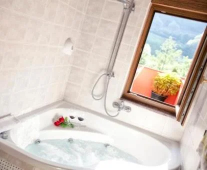 Bañera de hidromasaje privada en el baño de una de las habitaciones del hotel.