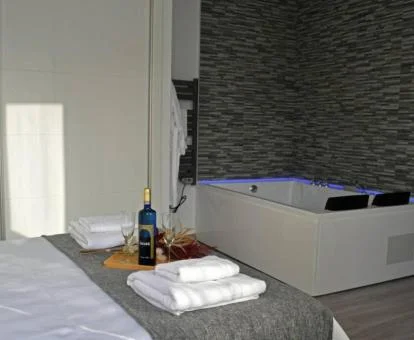 Uno de los apartamentos con jacuzzi privado junto a la cama de este establecimiento.