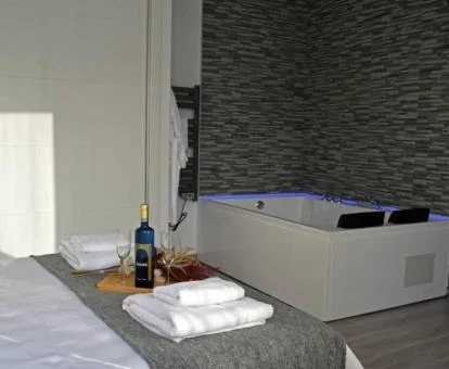 Gran jacuzzi privado cerca de la cama del apartamento de un dormitorio de este establecimiento.