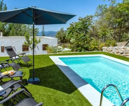 Zona exterior con piscina de esta hermosa casa rural independiente.