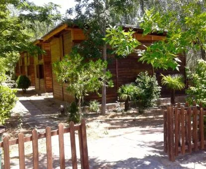 Alojamientos independientes de este camping en la naturaleza.