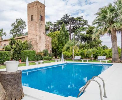 Precioso hotel con encanto rodeado de jardines con piscina al aire libre.