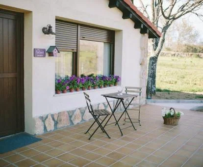 Uno de los bungalows con mobiliario exterior de este complejo rural.