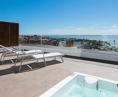 Terraza solarium con jacuzzi y vistas al mar del Apartamento Superior.