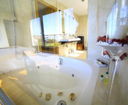 Bañera de hidromasaje privada de la Suite del hotel con decoración romántica.