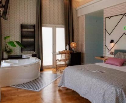 Habitación Doble con jacuzzi privado junto a la cama y balcón con vistas al mar.
