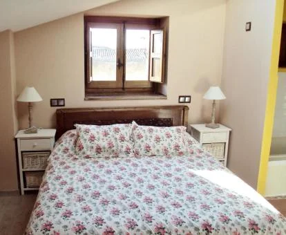 Dormitorio de una de las acogedoras habitaciones del hotel.