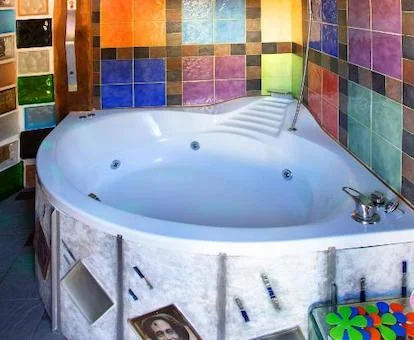 Amplio jacuzzi privado de una de las suites del alojamiento.