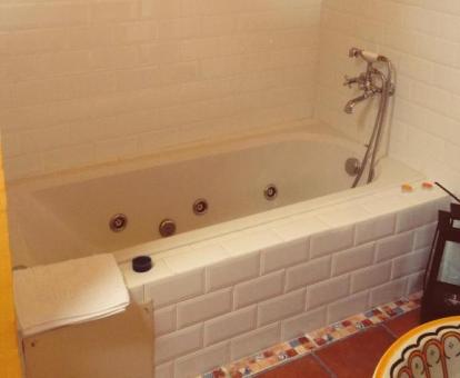 Bañera de hidrmasaje privada de la Habitación Doble Superior con 2 camas grandes.