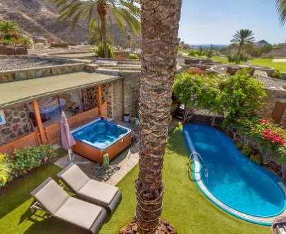 Vista aérea del jardín privado con jacuzzi al aire libre de una de las villas del complejo.