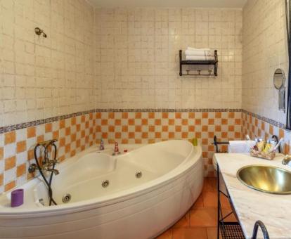 Bañera de hidromasaje privada en el baño de la Habitación Doble Superior.