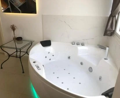 Amplio jacuzzi para dos personas del apartamento de dos dormitorios del alojamiento.