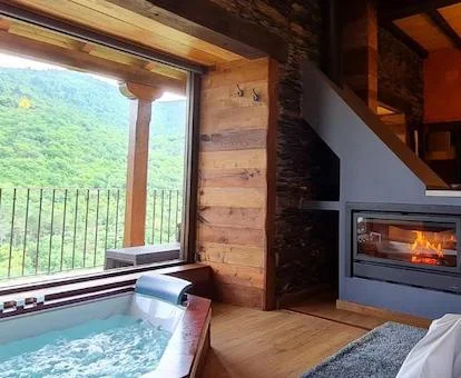 Jacuzzi con vistas al campo en la habitación y junto a la cama y la chimenea
