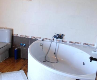 Baño con jacuzzi privado de uno de los apartamentos.