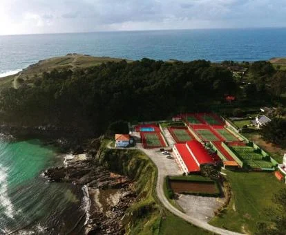 Vista aérea de este hotel con encanto sobre un acantilado con hermosas vistas al mar.