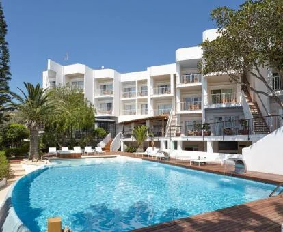 Edificio de este precioso complejo de apartamentos con piscina.