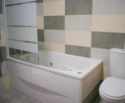 Bañera de hidromasaje privada en el baño de uno de los apartamentos del establecimiento.