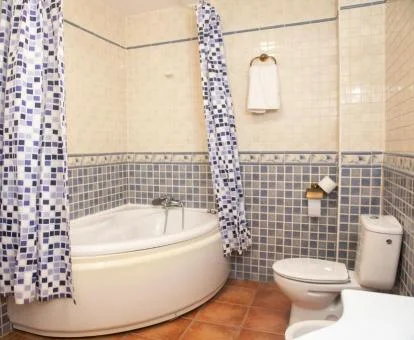 Baño con bañera de hidromasaje del apartamento superior.
