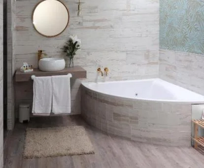 Baño con bañera de hidromasaje del apartamento de un dormitorio.