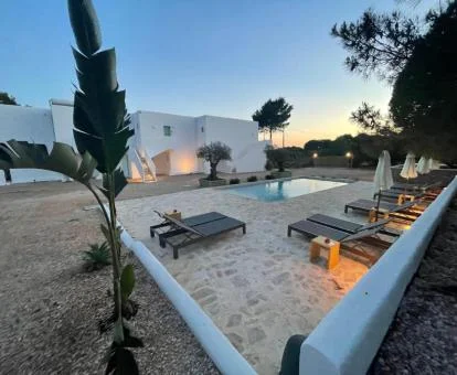 Edificio de este complejo de apartamentos con amplia zona exterior.