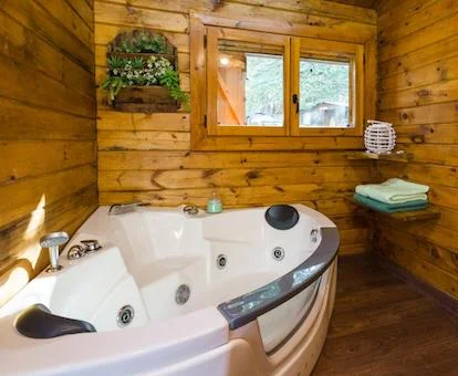 Apartamento Deluxe con jacuzzi cerca de la cama.