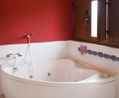 Bañera de hidromasaje privada del Apartamento Deluxe de este establecimiento.