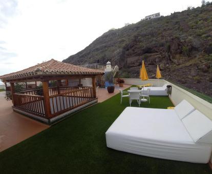Agradable terraza solarium con vistas a las montañas de este complejo de apartamentos.