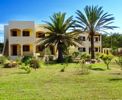 Complejo de apartamentos rodeado de jardines y cerca de la playa.