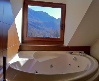 Apartamento Dúplex con bañera de hidromasaje privada y vistas a las montañas.
