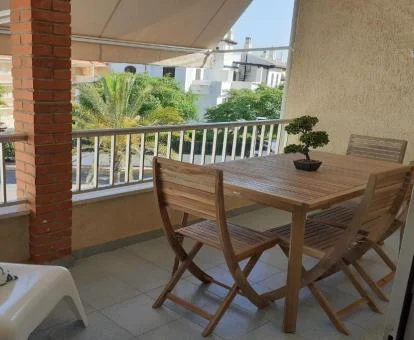 Terraza con mobiliario de uno de los modernos apartamentos del establecimiento.